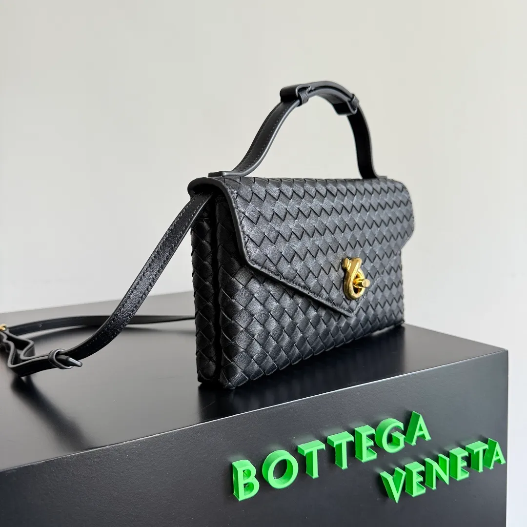 Batch 1660 BOTTEGA VENETA 2025 new product KNOT LOCK crossbody bag subverts the rigid lines of traditional tote bags, using drapey leather to create a three-dimensional silhouette that breathes. It has compartments and multiple card slots inside, making it a versatile commuter bag that can be used in various occasions. The details are full of exquisiteness, the casual retro color tone, and the upper body are full of elegance. Whether you are commuting or going out on the street, you can easily hold it. The two carrying methods of hand-carrying and long shoulder strap are very practical! At the same time, the shoulder strap is detachable, suitable for various dressing styles~ Whether it is a dinner party or daily commuting, it can be easily controlled and becomes your versatile tool❤️ Style number: 817191 Size: 25*16*5.5cm